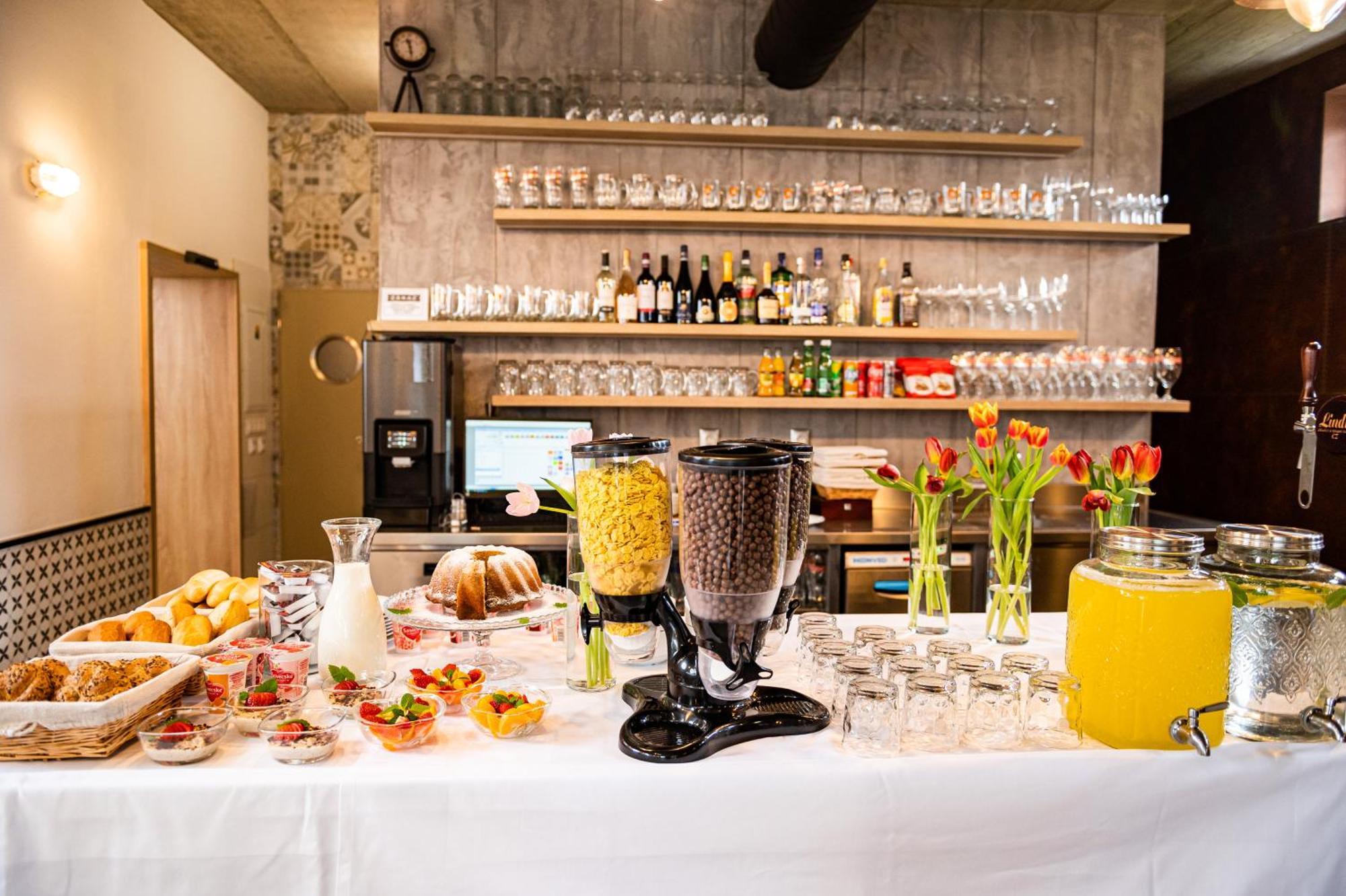 באנסקה ביסטריצה City Hotel B&B, Reception 24 7, 800M Od-From R1, Free Parking מראה חיצוני תמונה