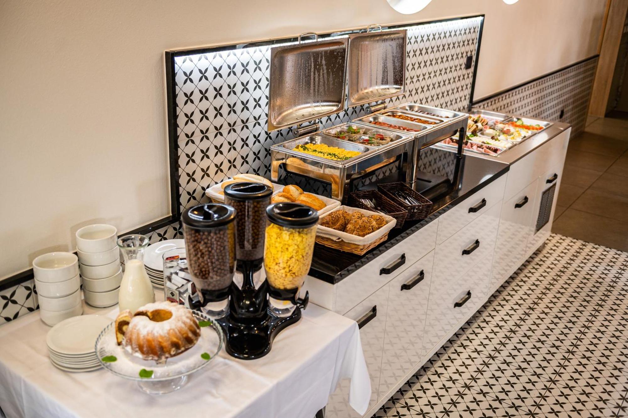 באנסקה ביסטריצה City Hotel B&B, Reception 24 7, 800M Od-From R1, Free Parking מראה חיצוני תמונה