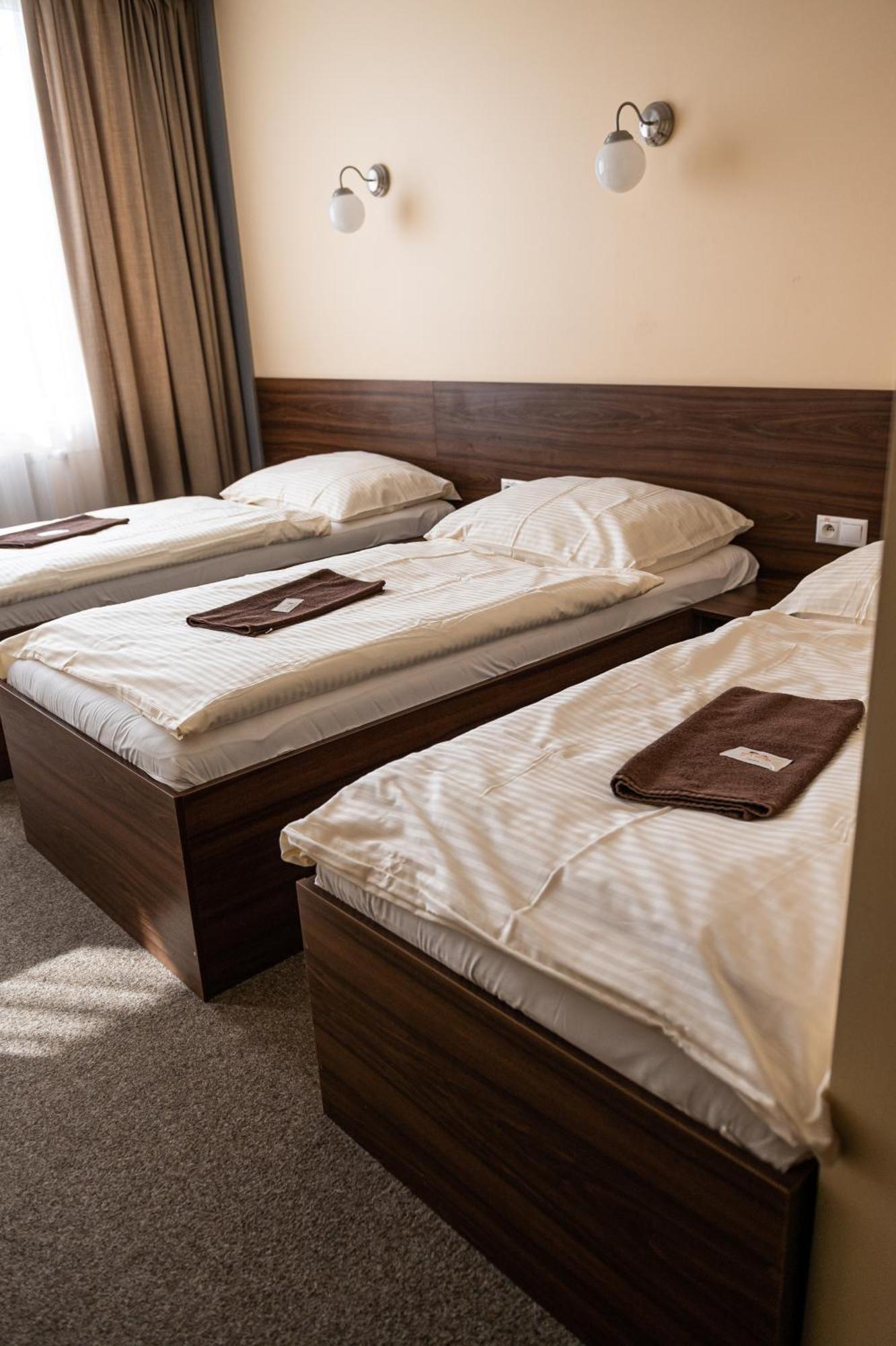 באנסקה ביסטריצה City Hotel B&B, Reception 24 7, 800M Od-From R1, Free Parking מראה חיצוני תמונה