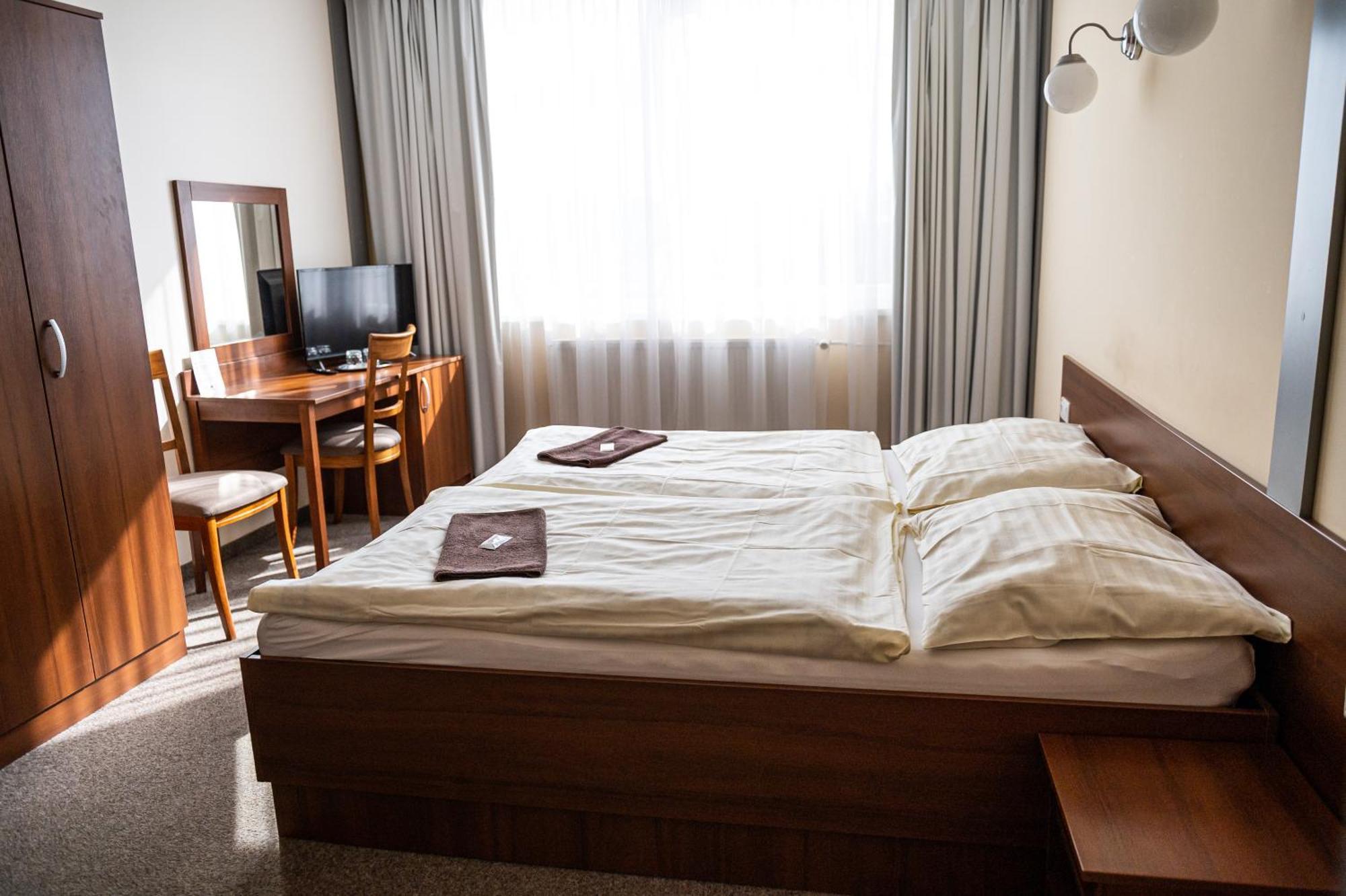 באנסקה ביסטריצה City Hotel B&B, Reception 24 7, 800M Od-From R1, Free Parking מראה חיצוני תמונה