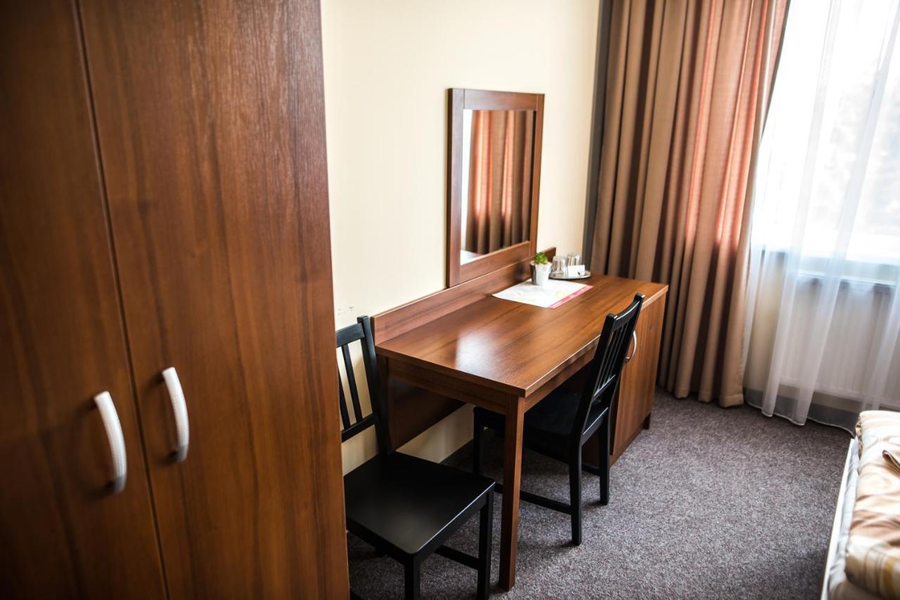 באנסקה ביסטריצה City Hotel B&B, Reception 24 7, 800M Od-From R1, Free Parking מראה חיצוני תמונה