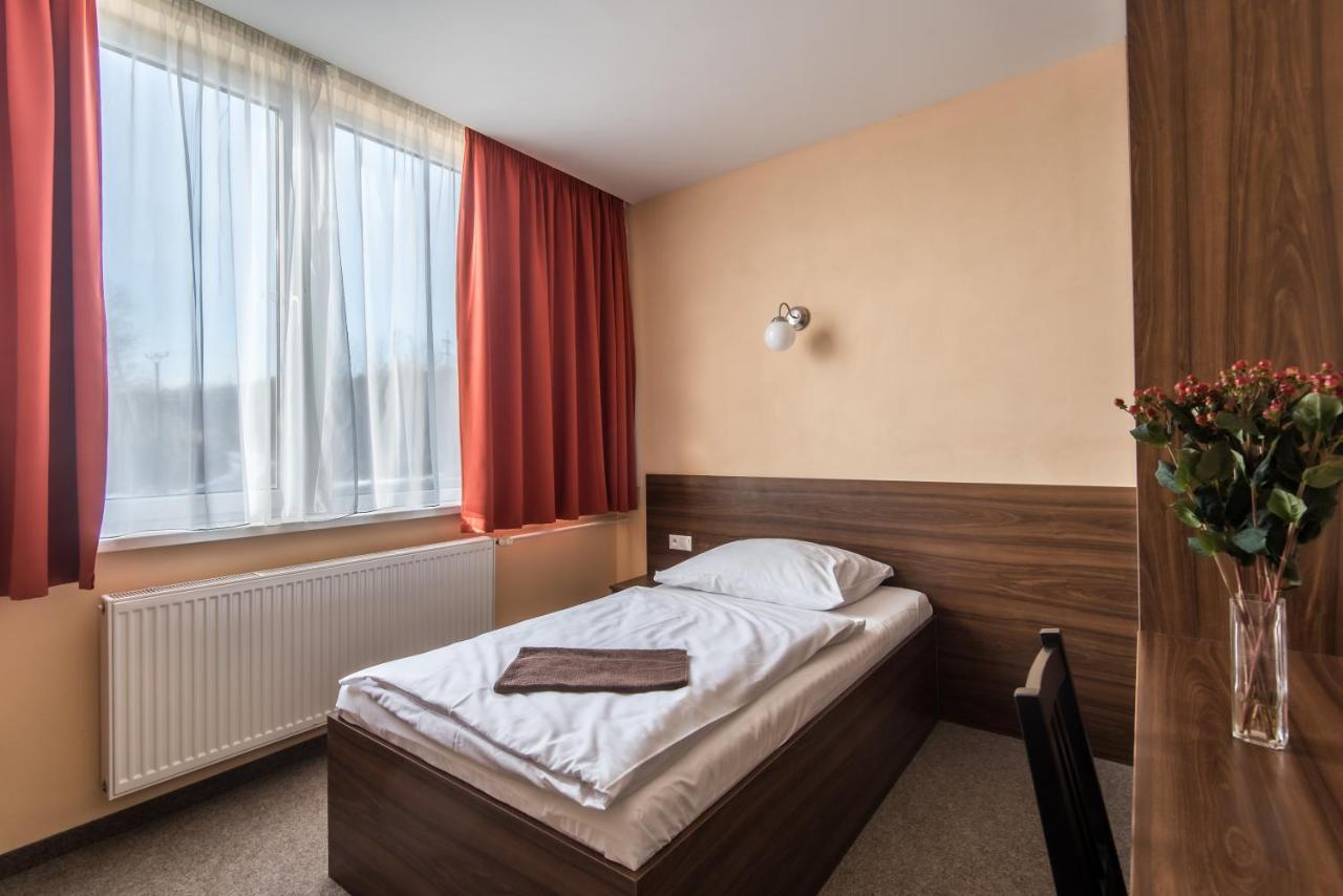 באנסקה ביסטריצה City Hotel B&B, Reception 24 7, 800M Od-From R1, Free Parking מראה חיצוני תמונה